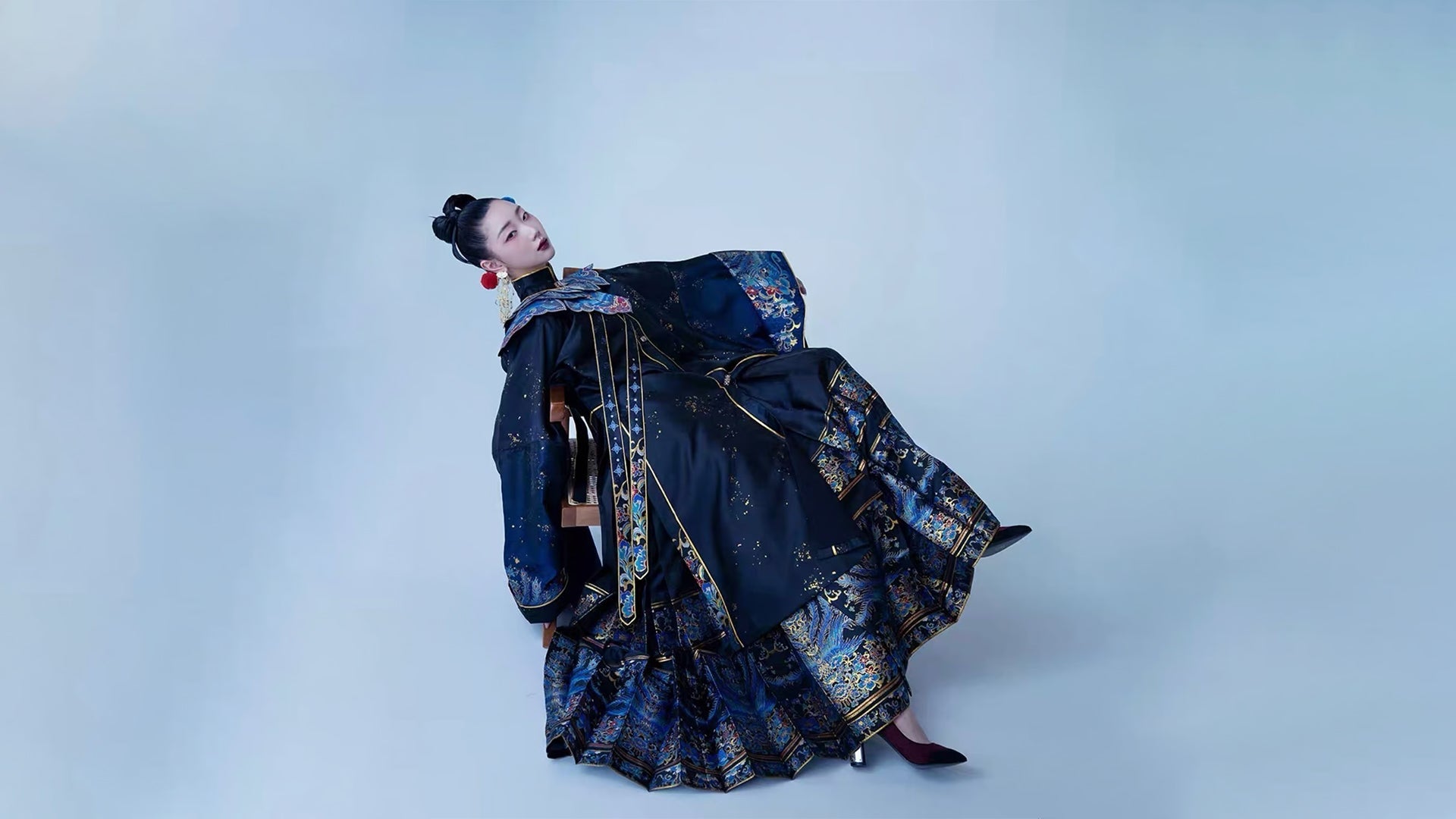 model posing in ming dynasty royal blue hanfu, mamianqun